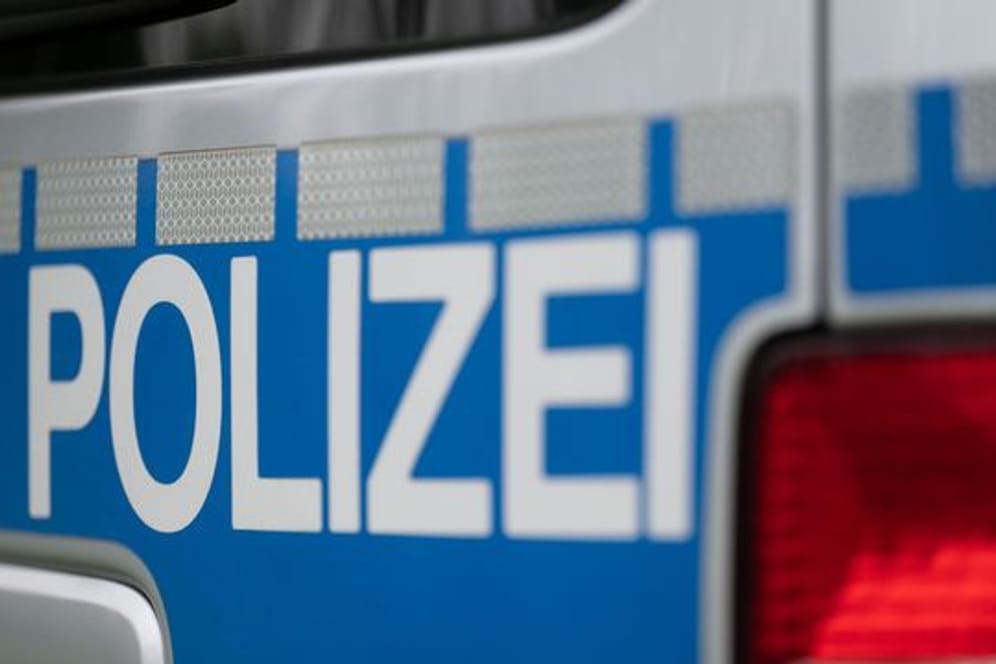 Ein Polizeiwagen (Symbolbild): In Esgrus ist ein 17-Jähriger bei einem Motorradunfall gestorben.
