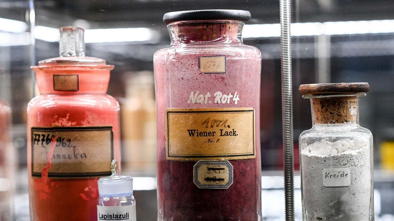 Farbmittelproben aus der Petrochemischen Farbmittelsammlung der Technischen Universität Dresden in der Ausstellung "Nach der Natur" im Humboldt Labor. Farbmittelproben aus der Petrochemischen Farbmittelsammlung der Technischen Universität Dresden in der Ausstellung "Nach der Natur" im Humboldt Labor.