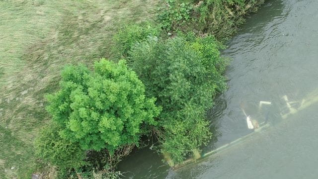 Ein Schiff liegt unter der Wasseroberfläche in der Ruhr: Vermutlich handelt es sich dabei um das verschwundene Fahrgastschiff "Moornixe". Ein Schiff liegt unter der Wasseroberfläche in der Ruhr: Vermutlich handelt es sich dabei um das verschwundene Fahrgastschiff "Moornixe".