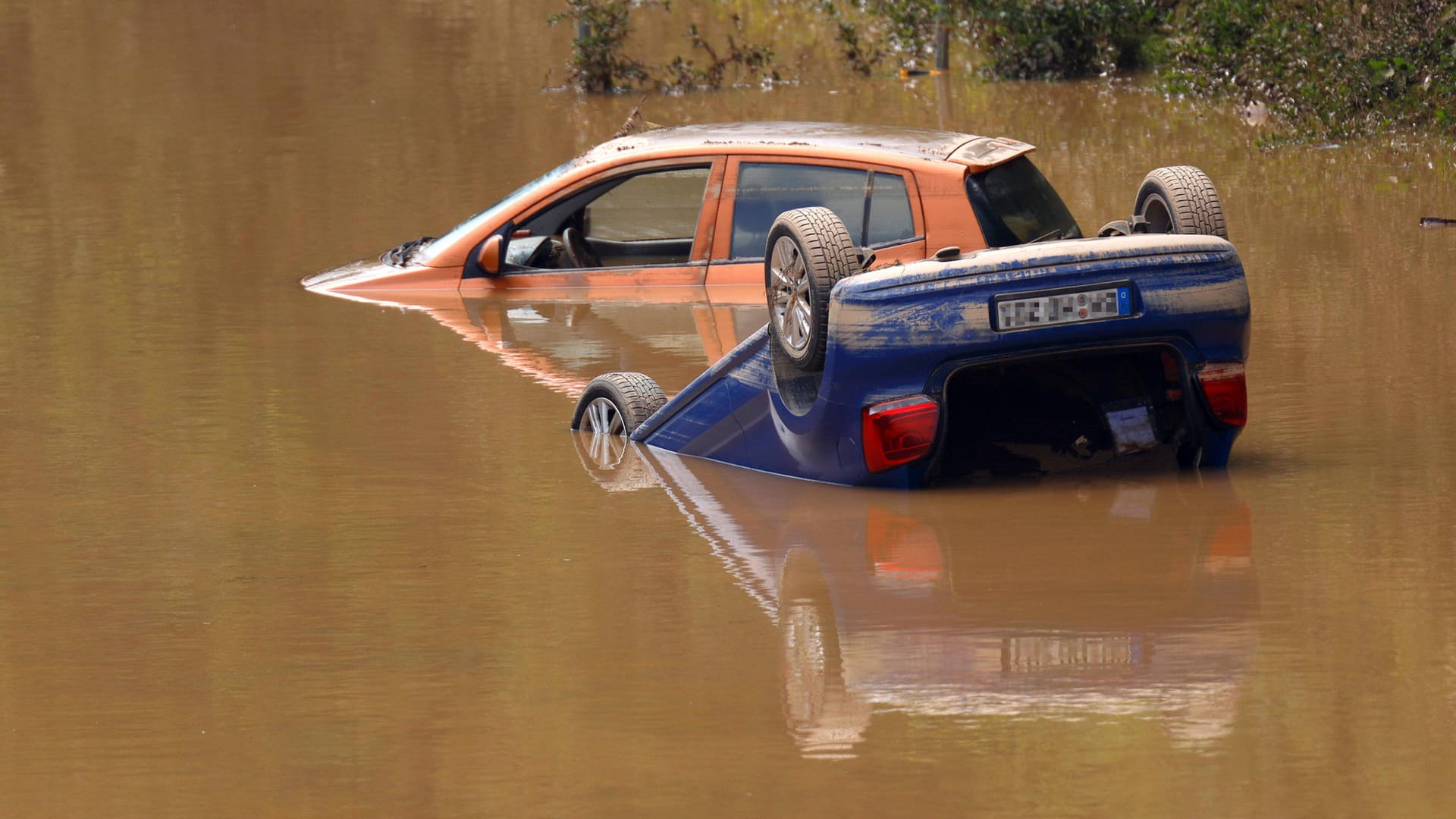 Autos auf der Bundesstraße 256 bei Erftstadt: Viele Autofahrer wurden hier vom Wasser überrascht, auch Taucher kamen zum Einsatz.