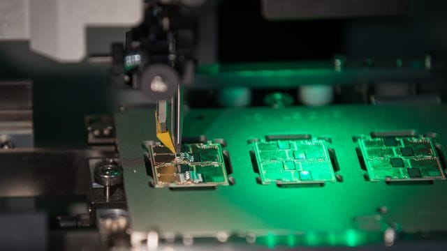 Ein Verbindungsprozess (Aluminiumbonden) zwischen Elektronikträger und Halbleiter. Ein Verbindungsprozess (Aluminiumbonden) zwischen Elektronikträger und Halbleiter.