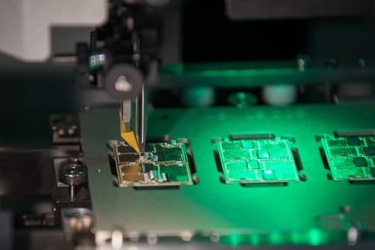 Ein Verbindungsprozess (Aluminiumbonden) zwischen Elektronikträger und Halbleiter.