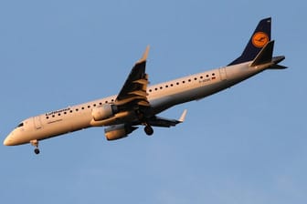 Lufthansa-Flieger im Landeanflug (Symbolbild): Die Aktien der Airline verloren am Montag deutlich.
