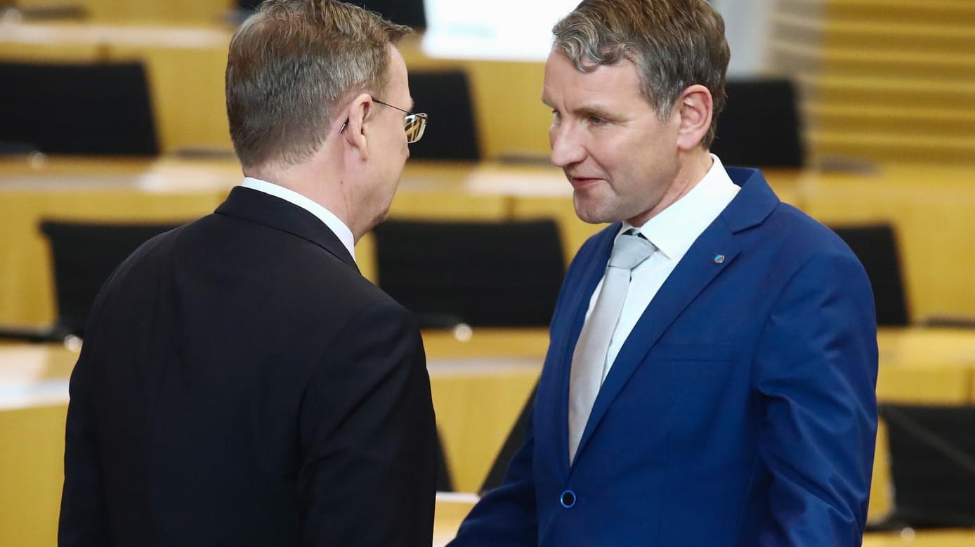 Nach seiner Wahl zum Ministerpräsidenten verweigerte Bodo Ramelow (l., Die Linke) AfD-Fraktionschef Björn Höcke den Handschlag. Nach seiner Wahl zum Ministerpräsidenten verweigerte Bodo Ramelow (l., Die Linke) AfD-Fraktionschef Björn Höcke den Handschlag.