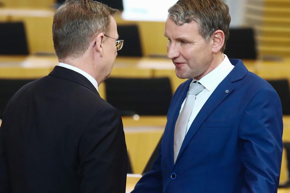 Nach seiner Wahl zum Ministerpräsidenten verweigerte Bodo Ramelow (l., Die Linke) AfD-Fraktionschef Björn Höcke den Handschlag.