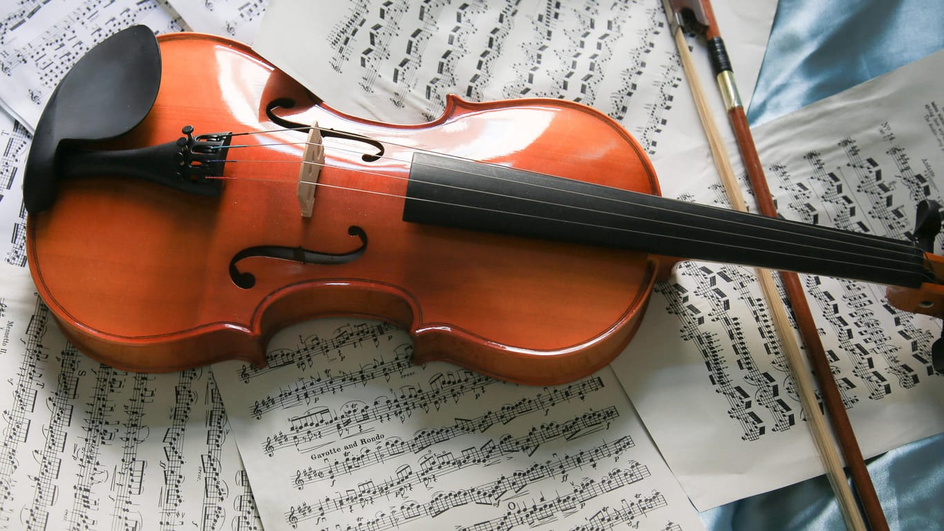 Eine Geige mit Notenblättern (Symbolbild): Das Instrument konnte seinem Eigentümer zurückgegeben werden.