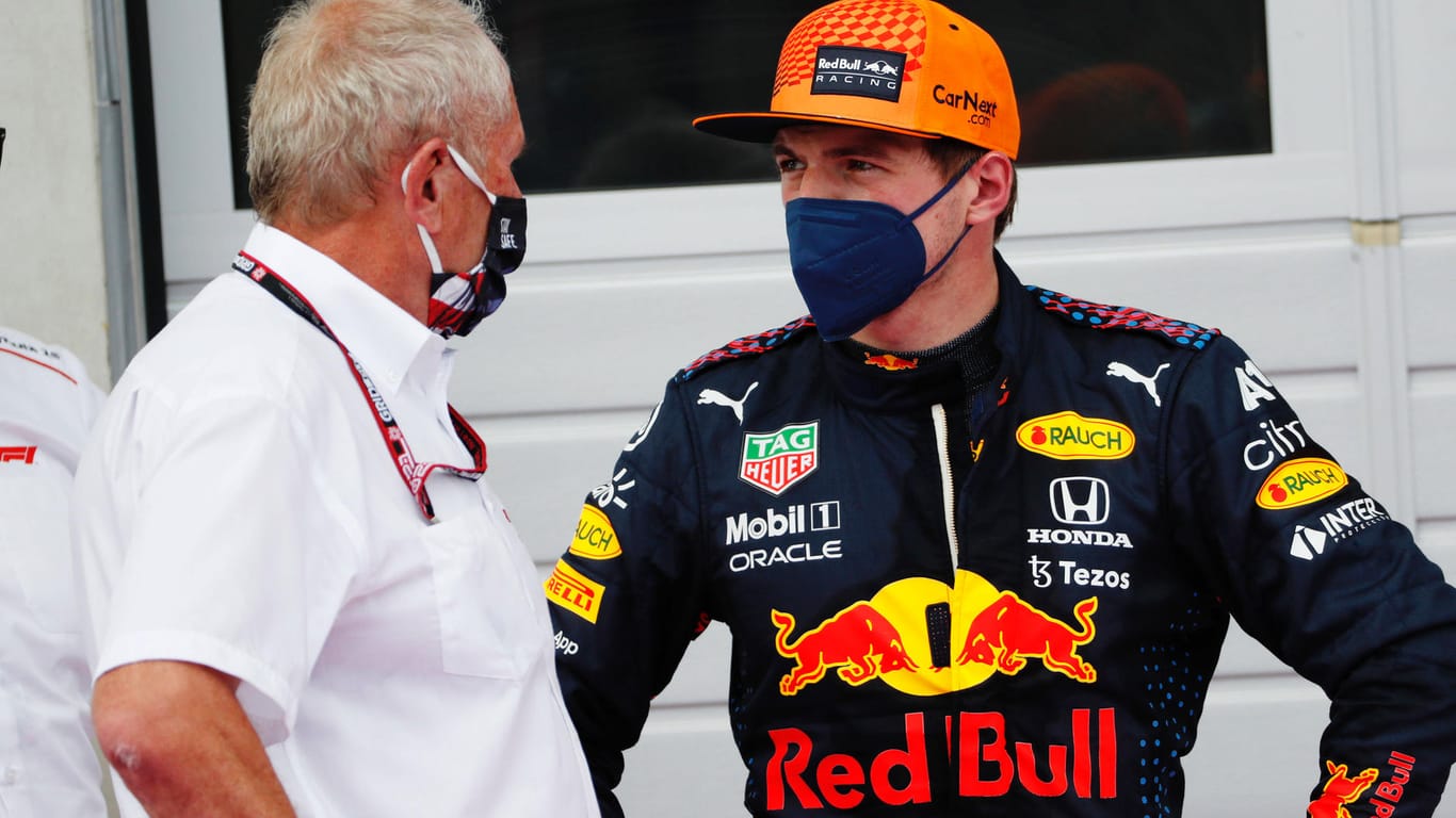 Red-Bull-Berater Marko (l.) mit Verstappen: Der WM-Führende musste nach dem Crash in Silverstone ins Krankenhaus.