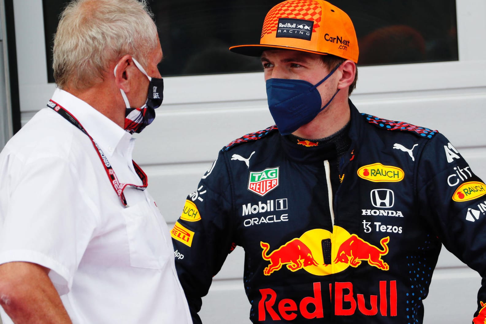 Red-Bull-Berater Marko (l.) mit Verstappen: Der WM-Führende musste nach dem Crash in Silverstone ins Krankenhaus.