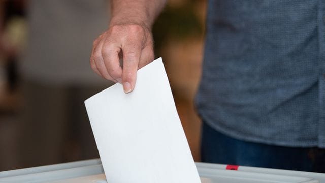 Ein Wähler wirft in einem Wahllokal seinen Stimmzettel in die Wahlurne (Symbolbild): Am 30. Juli entscheidet der Landeswahlausschuss über die Zulassung der Landeslisten. Ein Wähler wirft in einem Wahllokal seinen Stimmzettel in die Wahlurne (Symbolbild): Am 30. Juli entscheidet der Landeswahlausschuss über die Zulassung der Landeslisten.