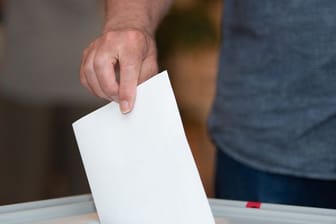 Ein Wähler wirft in einem Wahllokal seinen Stimmzettel in die Wahlurne (Symbolbild): Am 30. Juli entscheidet der Landeswahlausschuss über die Zulassung der Landeslisten.
