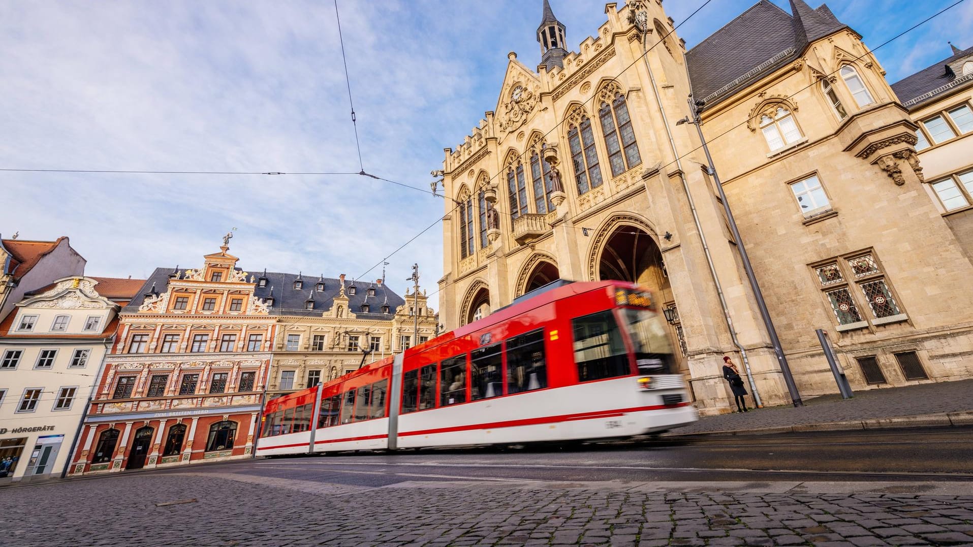 Straßenbahn auf dem Fischmarkt vor dem Erfurter Rathaus: Die Polizei sucht nach Zeugen des Angriffs.