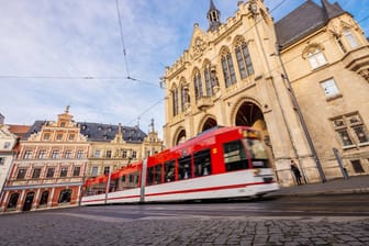 Straßenbahn auf dem Fischmarkt vor dem Erfurter Rathaus: Die Polizei sucht nach Zeugen des Angriffs.