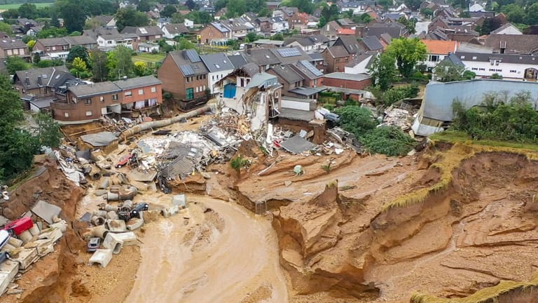 Die Folgen der Flutkatastrophe in Erftstadt: Laschets Krisenkommunikation steht seit Tagen in der Kritik.