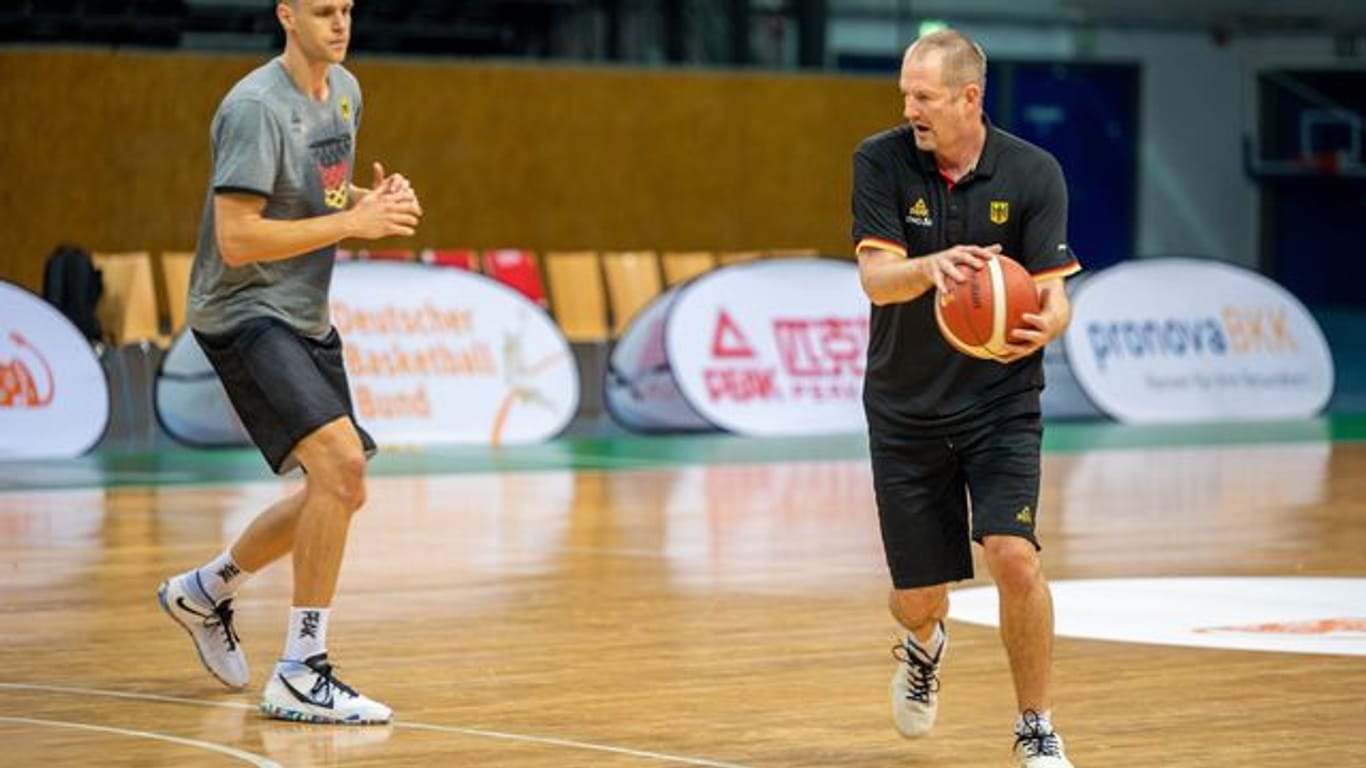 Vorbereitung auf Tokio: Johannes Voigtmann (l) und Basketball-Bundestrainer Henrik Rödl.