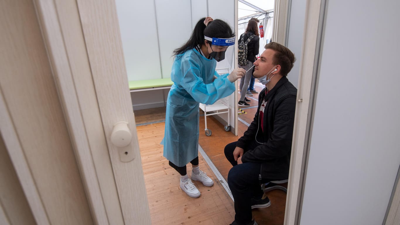Ein Coronavirus-Testzentrum: Der Inzidenzwert in Deutschland ist auf 10,9 gestiegen.