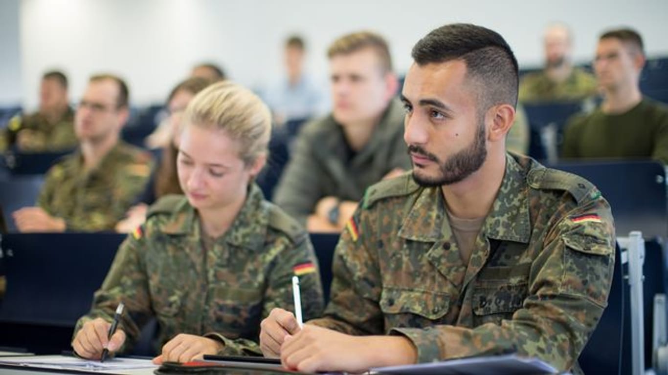 Soldatinnen und Soldaten im Hörsaal: Ein Studium bei der Bundeswehr ist in der Regel in die Laufbahn zum Offizier eingebettet.