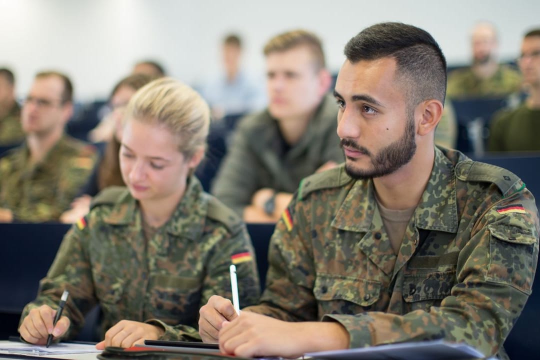 Soldatinnen und Soldaten im Hörsaal: Ein Studium bei der Bundeswehr ist in der Regel in die Laufbahn zum Offizier eingebettet.