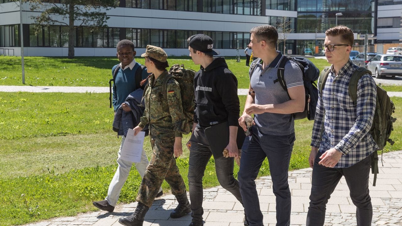 Wer bei der Bundeswehr studieren möchte, muss seine Eignung bei einem mehrtägigen Assessment-Center unter Beweis stellen. Wer bei der Bundeswehr studieren möchte, muss seine Eignung bei einem mehrtägigen Assessment-Center unter Beweis stellen.