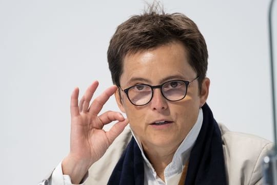 Anke Pörksen spricht während einer Pressekonferenz