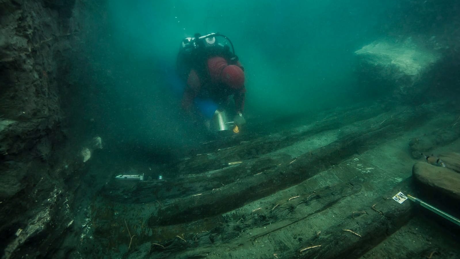 Taucher erforschen die Küste von Alexandria: Das Schiff wurde durch Steinblöcke versenkt.