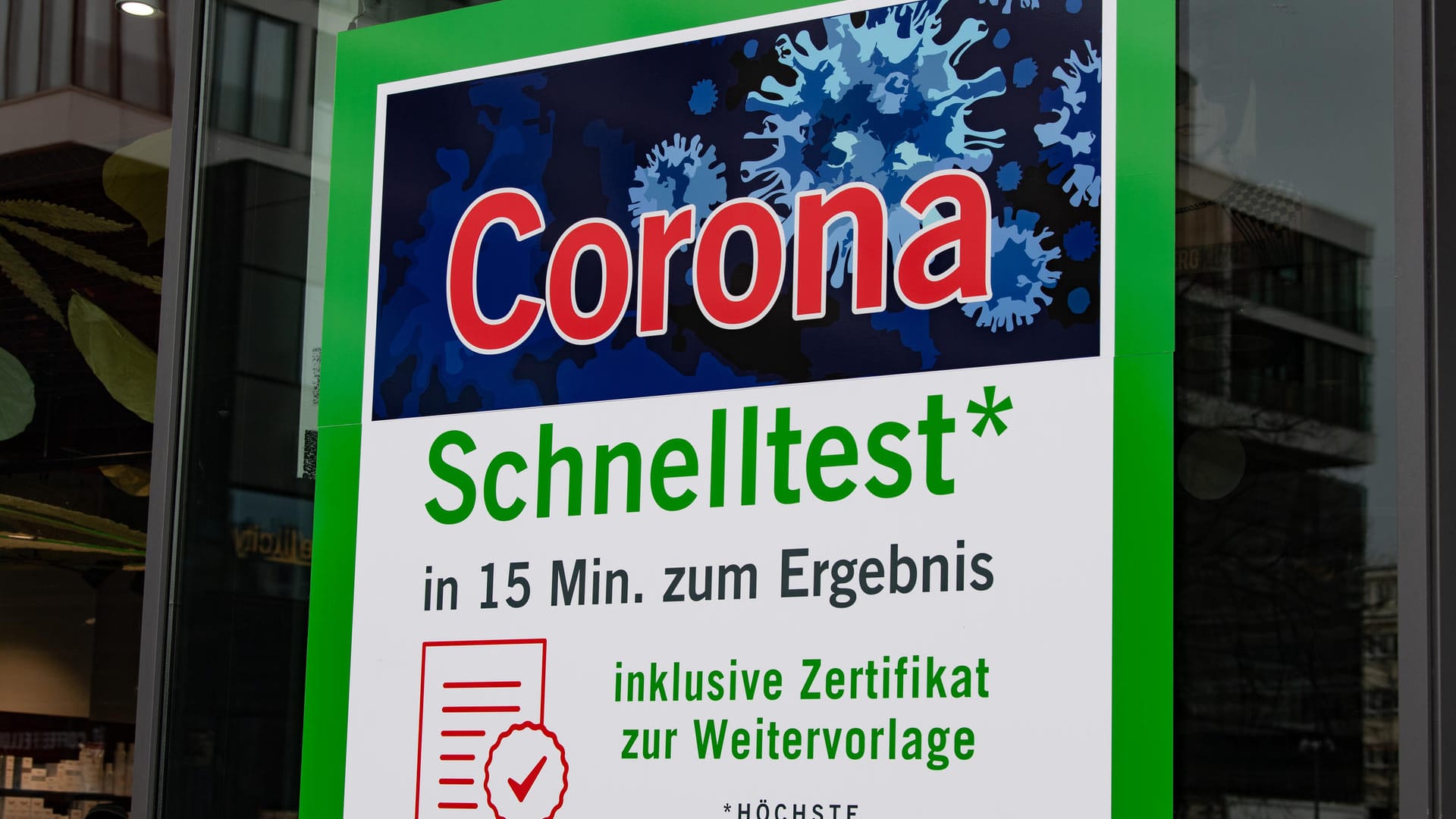 "Corona-Schnelltest" steht in großen Buchstaben auf einem Plakat an einer Apotheke (Archivbild): An Kitas und Schulen soll das kostenlose Testangebot bestehen bleiben. "Corona-Schnelltest" steht in großen Buchstaben auf einem Plakat an einer Apotheke (Archivbild): An Kitas und Schulen soll das kostenlose Testangebot bestehen bleiben.