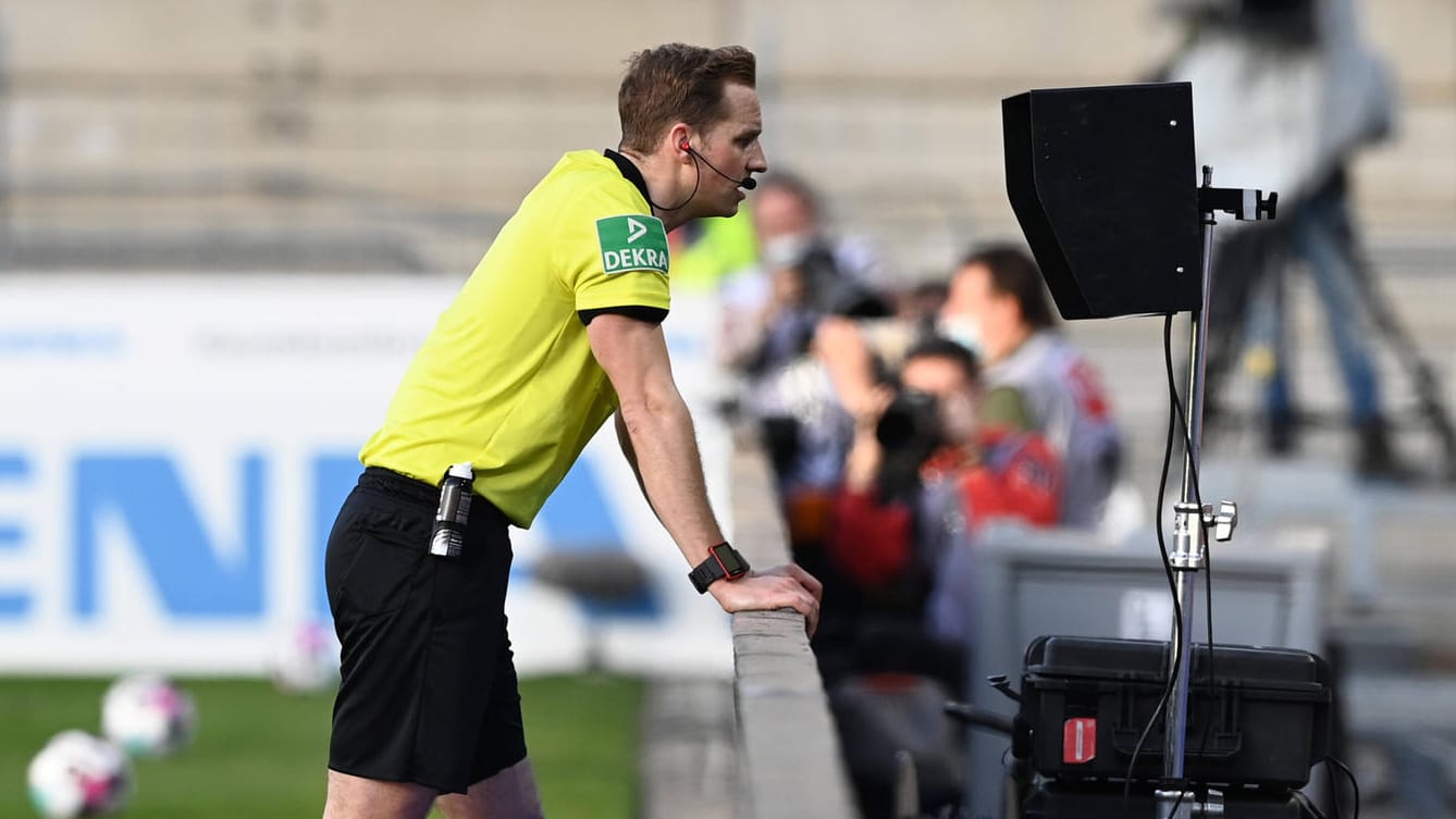 Bundesliga-Schiedsrichter Sören Storks beim Inspizieren der VAR-Bilder am Spielfeldrand (Symbolbild).