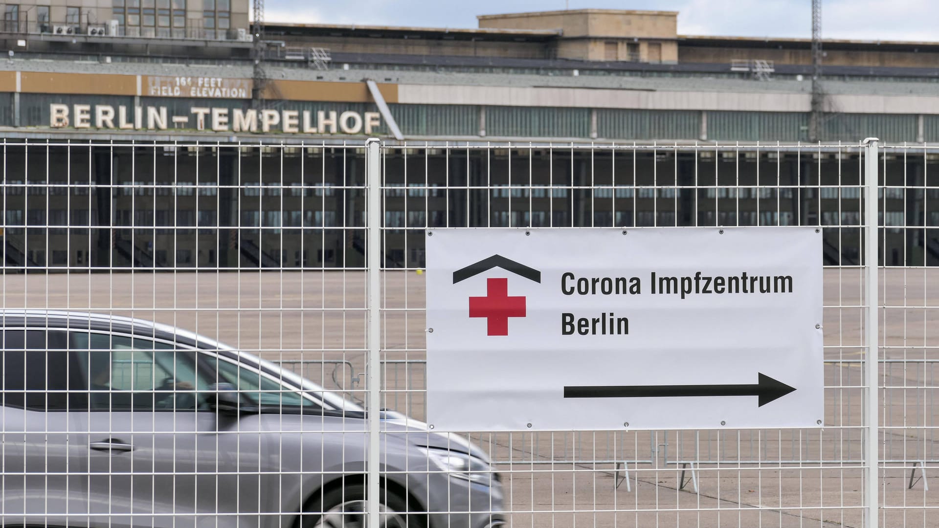 Ein Banner weist den Weg zum Impfzentrum Tempelhof (Archivbild): Monatelang wurde hier gegen Corona geimpft – damit ist nun Schluss.