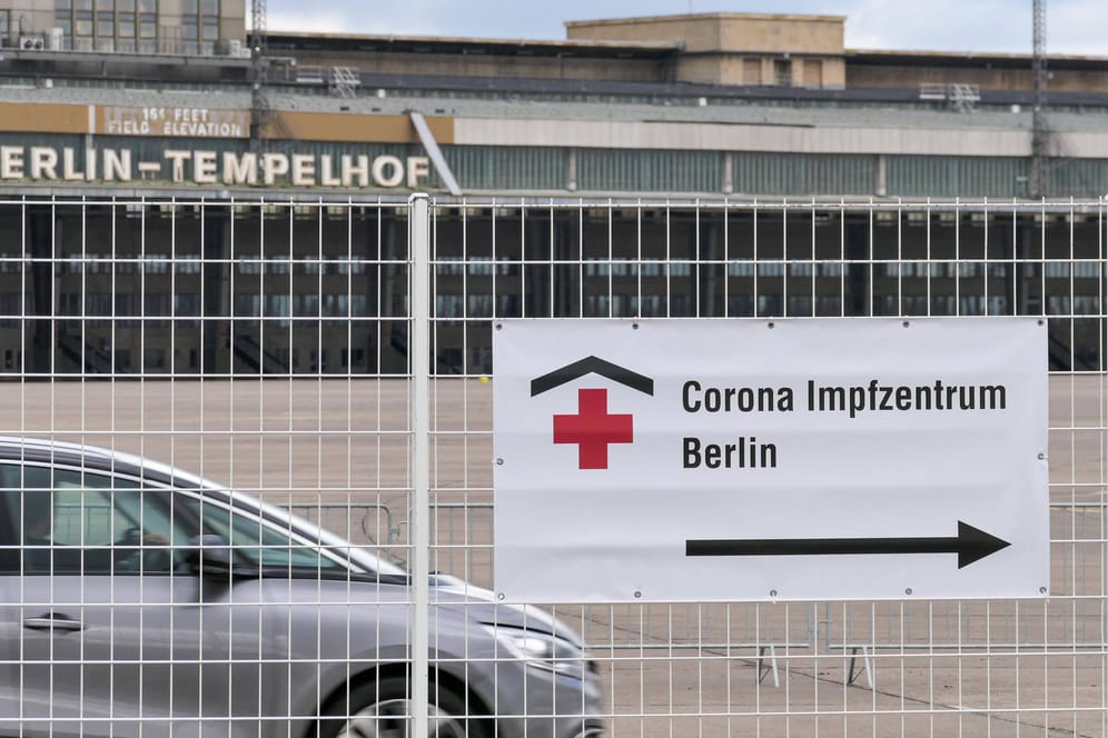 Ein Banner weist den Weg zum Impfzentrum Tempelhof (Archivbild): Monatelang wurde hier gegen Corona geimpft – damit ist nun Schluss.