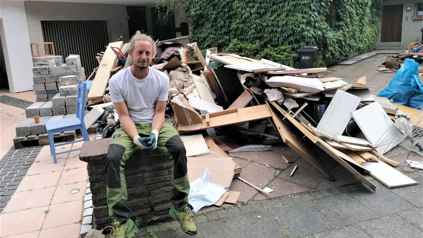 Ralf Randerath vor dem Schutt aus seinem Keller: Seit fünf Tagen arbeiten die Nachbarn im Demuntweg gemeinsam gegen die Verwüstungen – das schweißt zusammen.