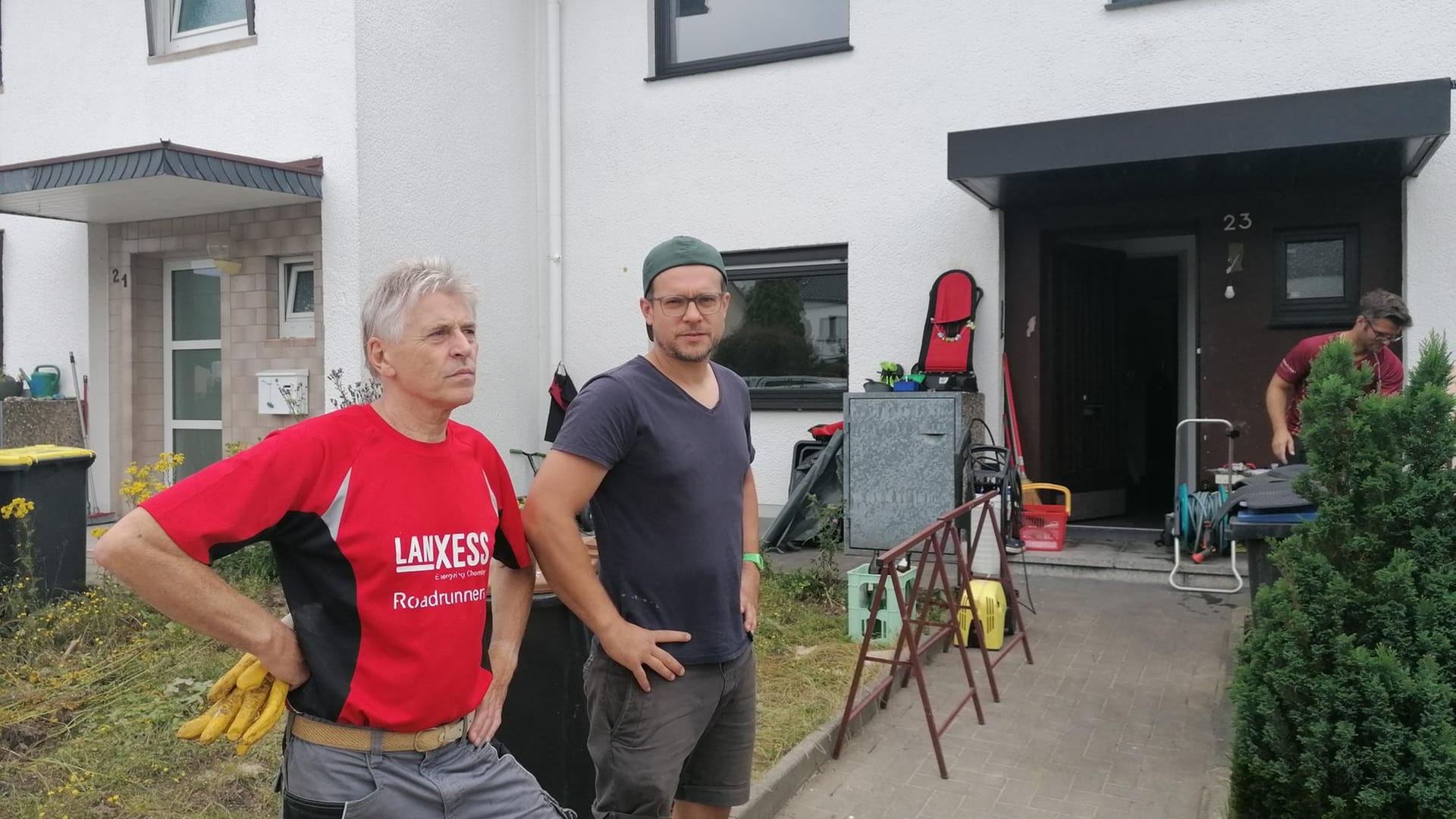 Josef Cornelius (l.) mit seinem Schwiegersohn Raphael vor dessen Haus am Demuntweg: Aus Keller und Erdgeschoss muss alles raus.