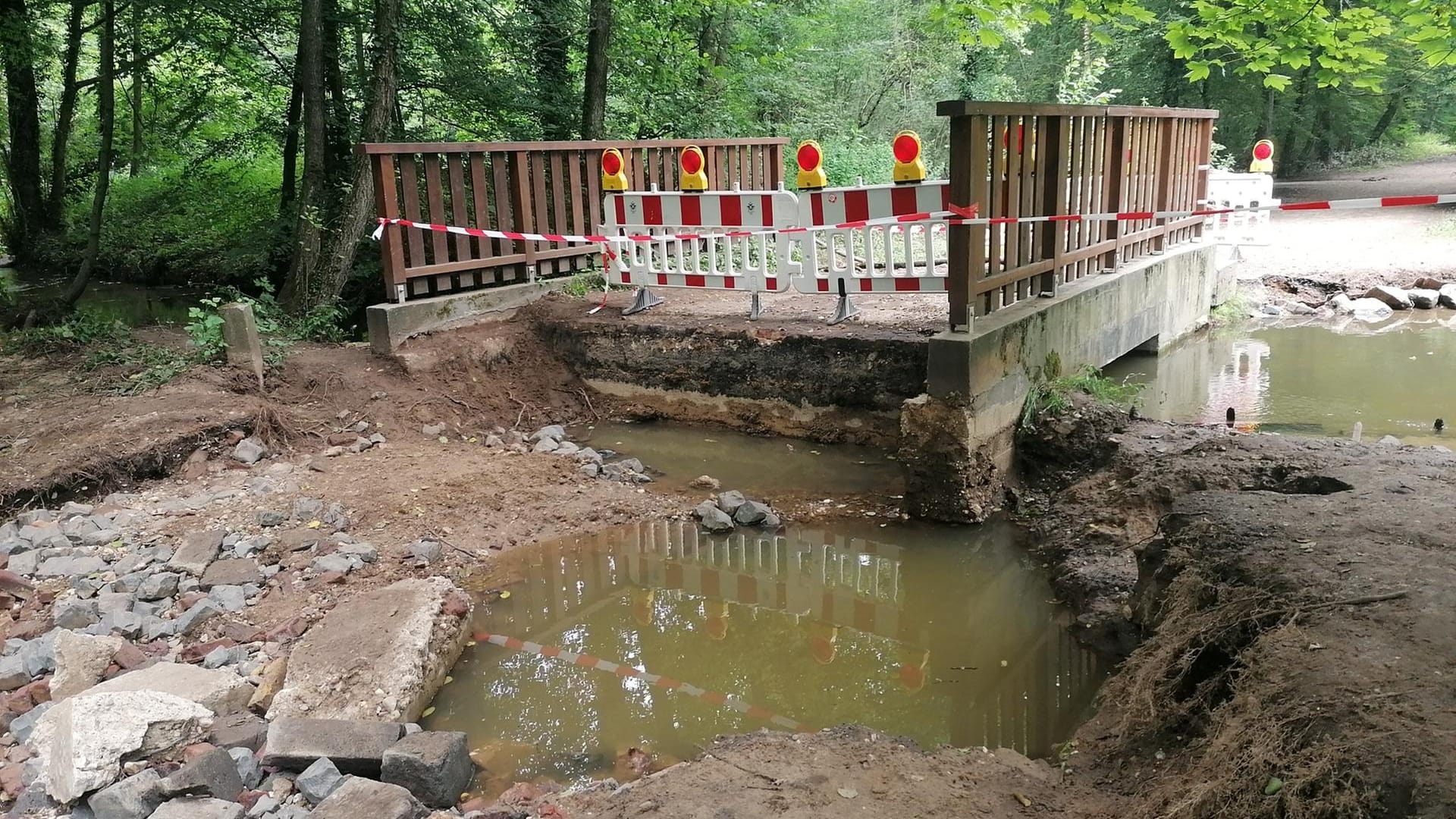 Eine Brücke über den Mutzbach oberhalb des Waldbades: Das Gebiet ist teilweise noch immer überspült.