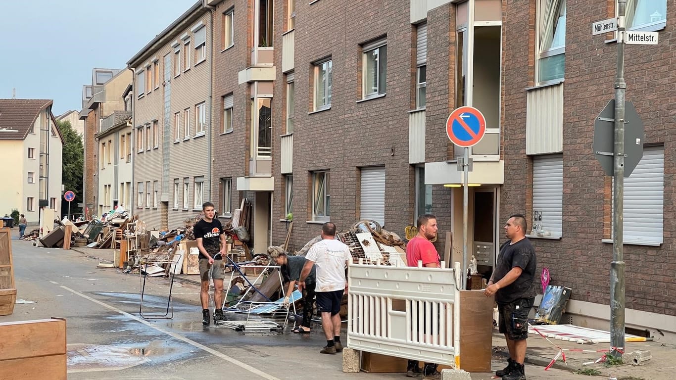 Vor den Häusern der Mühlenstraße steht Sperrmüll: Seit der Flut sind die Menschen mit Aufräumarbeiten beschäftigt. Die ersten 36 Stunden danach hat Andreas S. überhaupt nicht geschlafen.