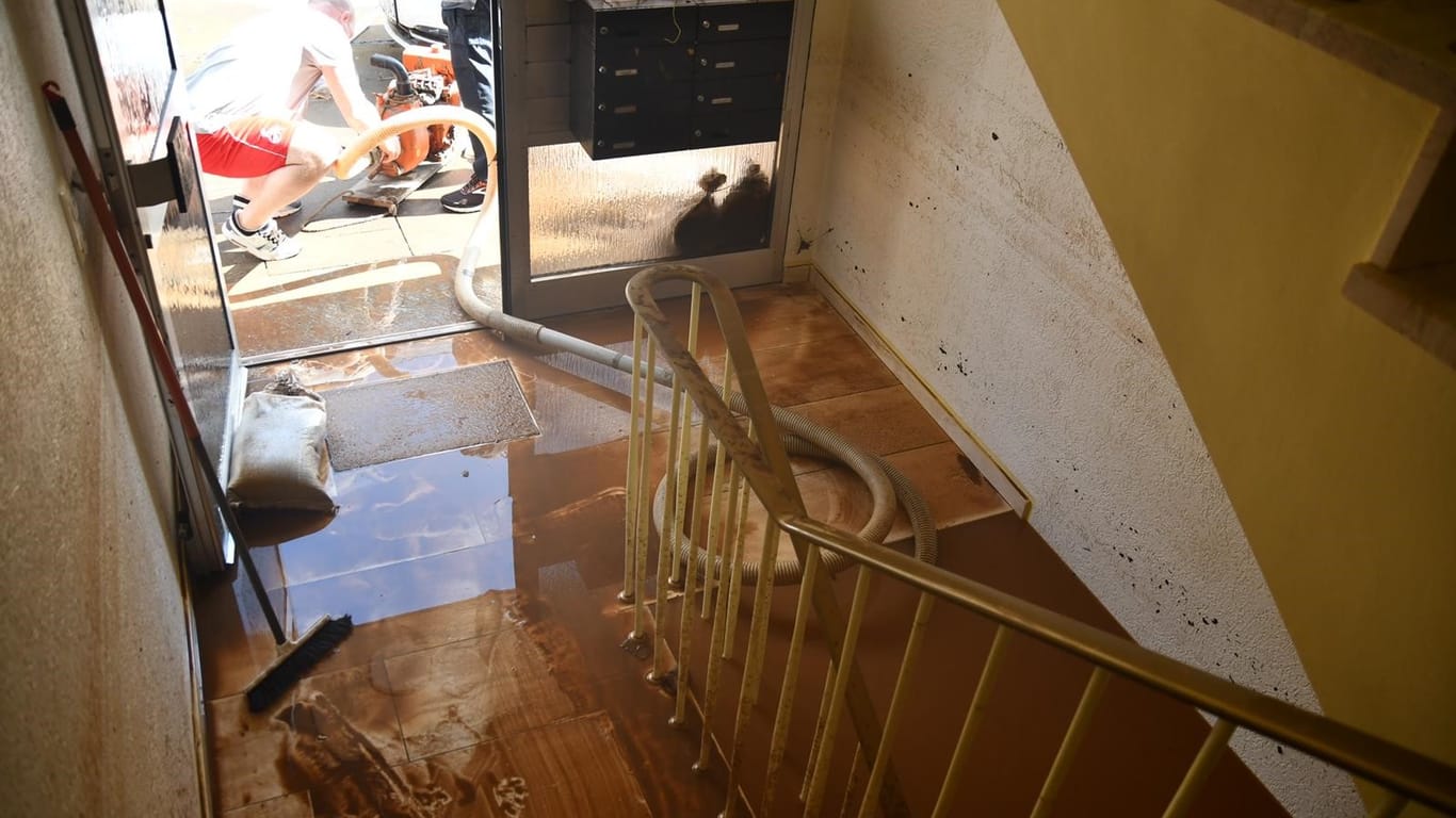 Mit Pumpen und Sandsäcken gegen das Wasser: Das Treppenhaus von Andreas S. steht nach der Überflutung unter Wasser.