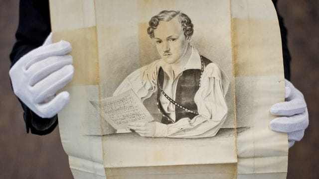 Bleistiftzeichnung von August Hoffmann (1833), die höchstwahrscheinlich den Schriftsteller Georg Büchner zeigt. Bleistiftzeichnung von August Hoffmann (1833), die höchstwahrscheinlich den Schriftsteller Georg Büchner zeigt.