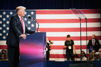 Donald Trump bei einer Rede in Dallas im Juli: Im Dezember will er gemeinsam mit dem ehemaligen Fox-News-Moderator Bill O'Reilly auf Tour.