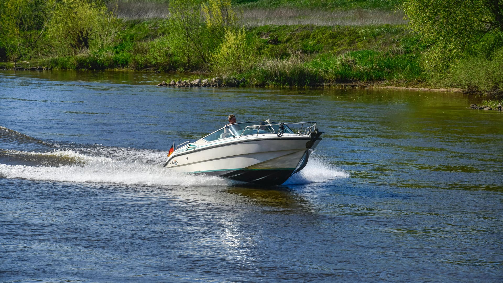 Ein Motorboot auf der Weser (Symbolbild): Bei Bremen ist eine Seniorin in dem Fluss ertrunken. Ein Motorboot auf der Weser (Symbolbild): Bei Bremen ist eine Seniorin in dem Fluss ertrunken.
