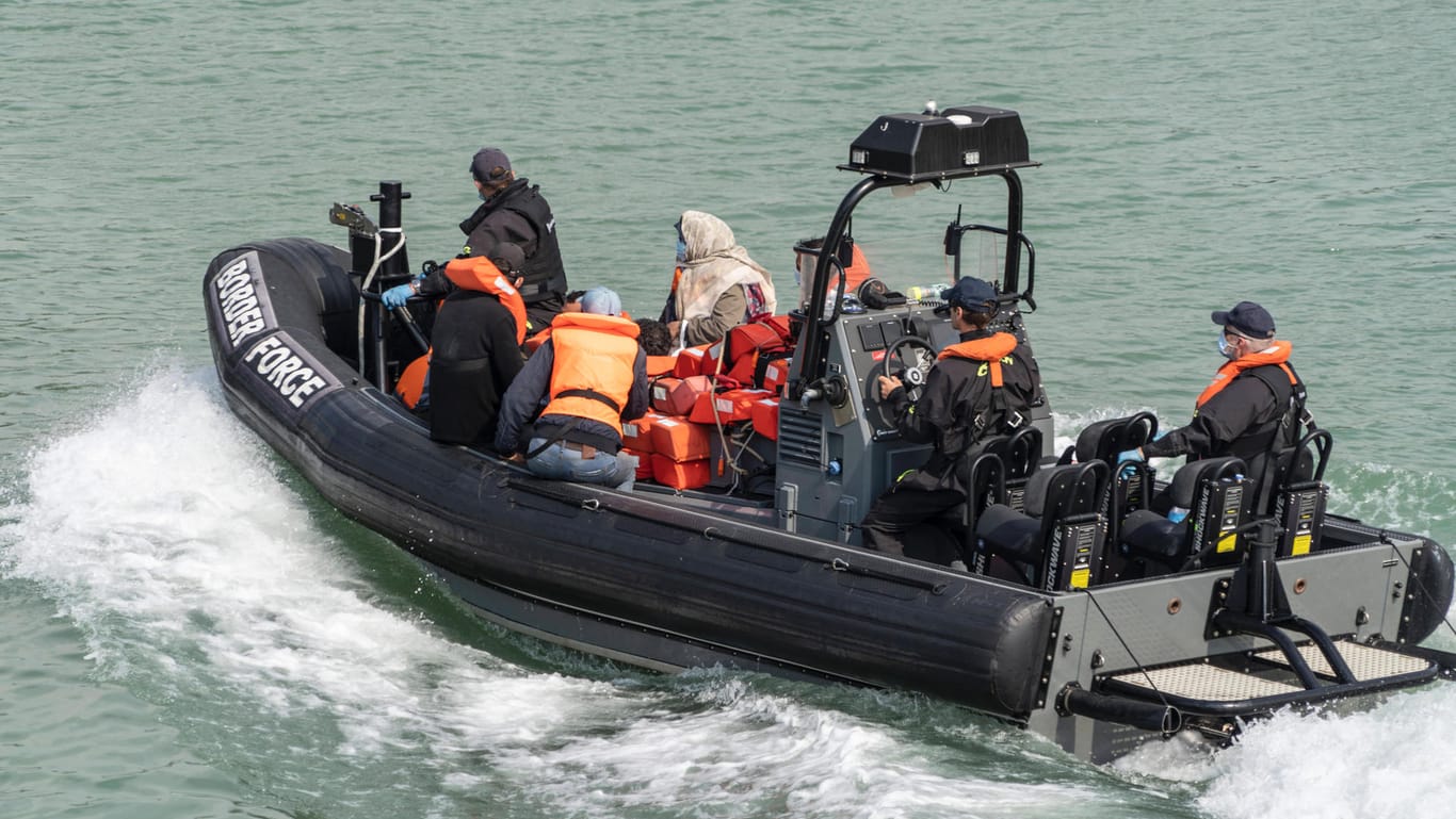 Migranten werden von der britischen Küstenwache an Land gebracht: Tausende schaffen jedes Jahr erfolgreich die Überquerung des Ärmelkanals.