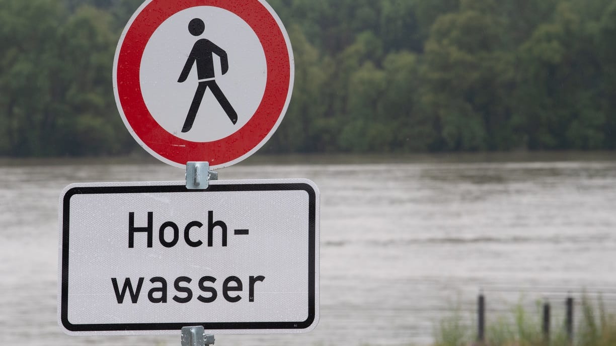 Hochwasser: Ein Schild warnt die Bevölkerung vor Gefahren.