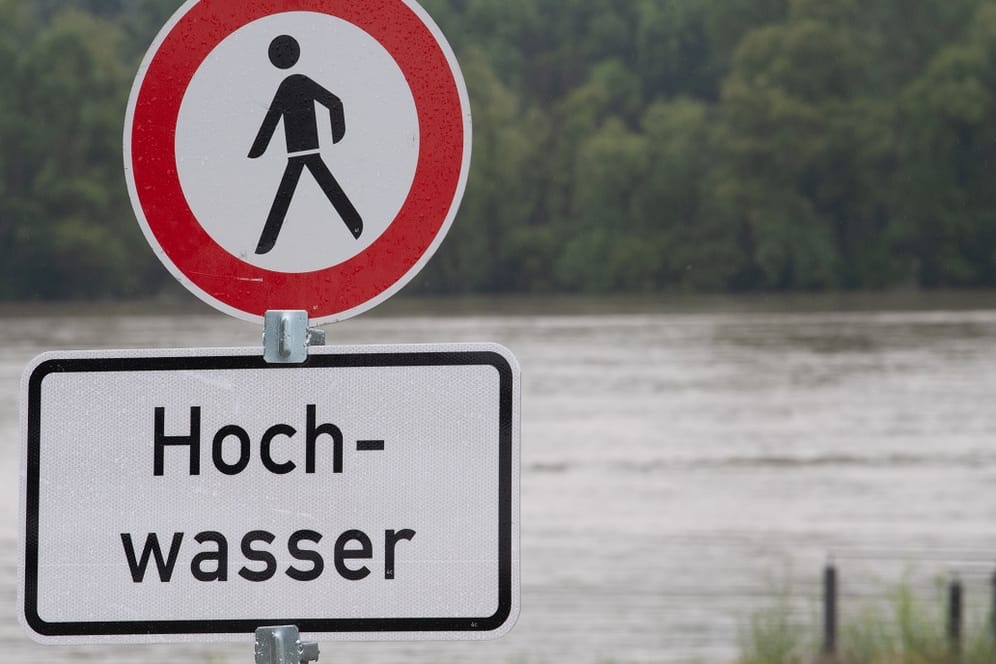 Hochwasser: Ein Schild warnt die Bevölkerung vor Gefahren.