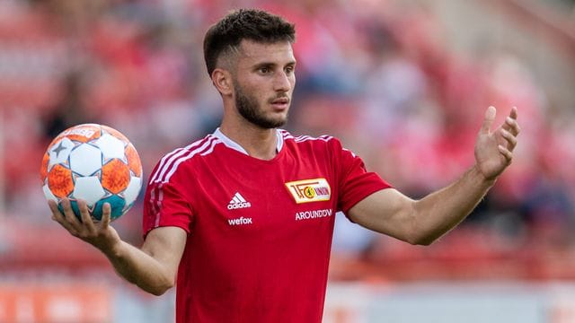Leon Dajaku von Union Berlin wirft den Ball ein