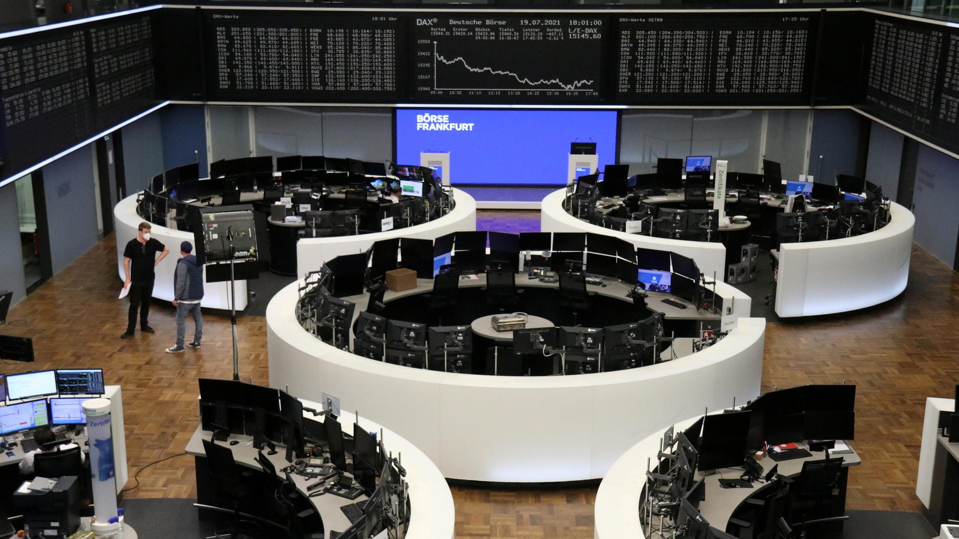 Ein Blick aufs Frankfurter Börsenparkett am Montagabend: Der Dax fuhr herbe Verluste ein. Ein Blick aufs Frankfurter Börsenparkett am Montagabend: Der Dax fuhr herbe Verluste ein.
