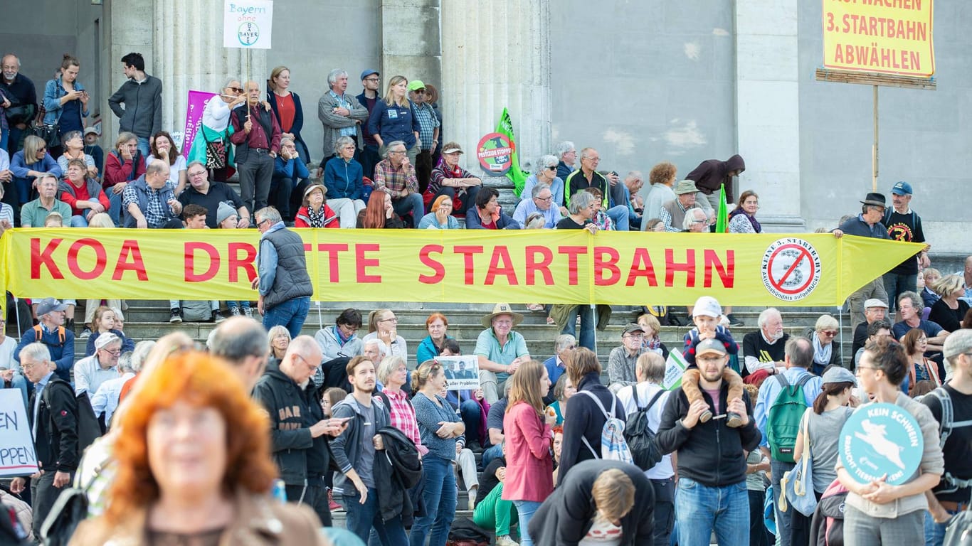 Demonstrierende protestieren gegen den Bau einer dritten Startbahn (Archivbild): Die Klage gegen den Bau wurde vom Bundesverfassungsgericht abgelehnt.