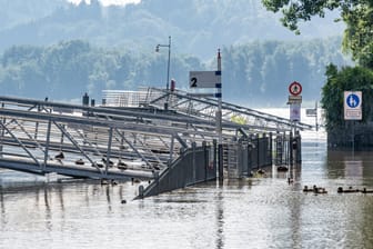 Schiffsstege stehen im Hochwasser der Donau: 100 Rettungskräfte waren an dem Einsatz beteiligt.