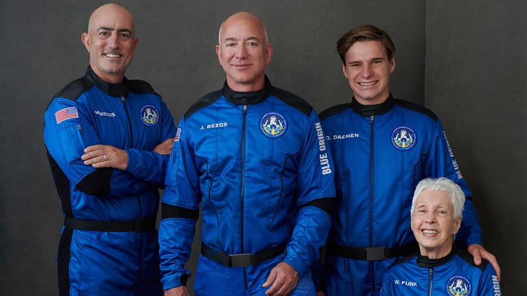 Auf in den Weltraum: Amazon-Gründer Jeff Bezos (2.v.l.) ist mit seinem Bruder Mark Bezos (l.), der Luftfahrtpionierin Wally Funk und dem Niederländer Oliver Daemen ins All gestartet.