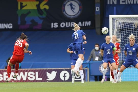 Das Tor von Sarah Zadrazil (l/25) bei der UEFA-Wahl zum schönsten Tor ist das einzige Tor einer Fußballerin.