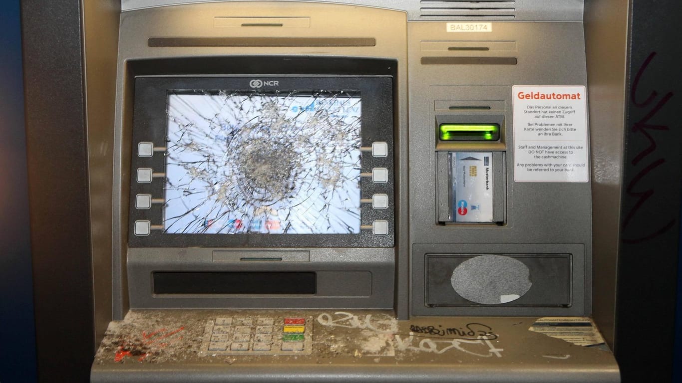 Ein eingeschlagener Geldautomat (Symbolbild): In Malsch bei Karlsruhe hat ein Unbekannter drei Geldautomaten beschädigt.