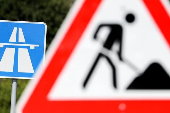 Die Autobahn-App des Bundes soll Autofahrer künftig besser über Baustellen und Umleitungen informieren.