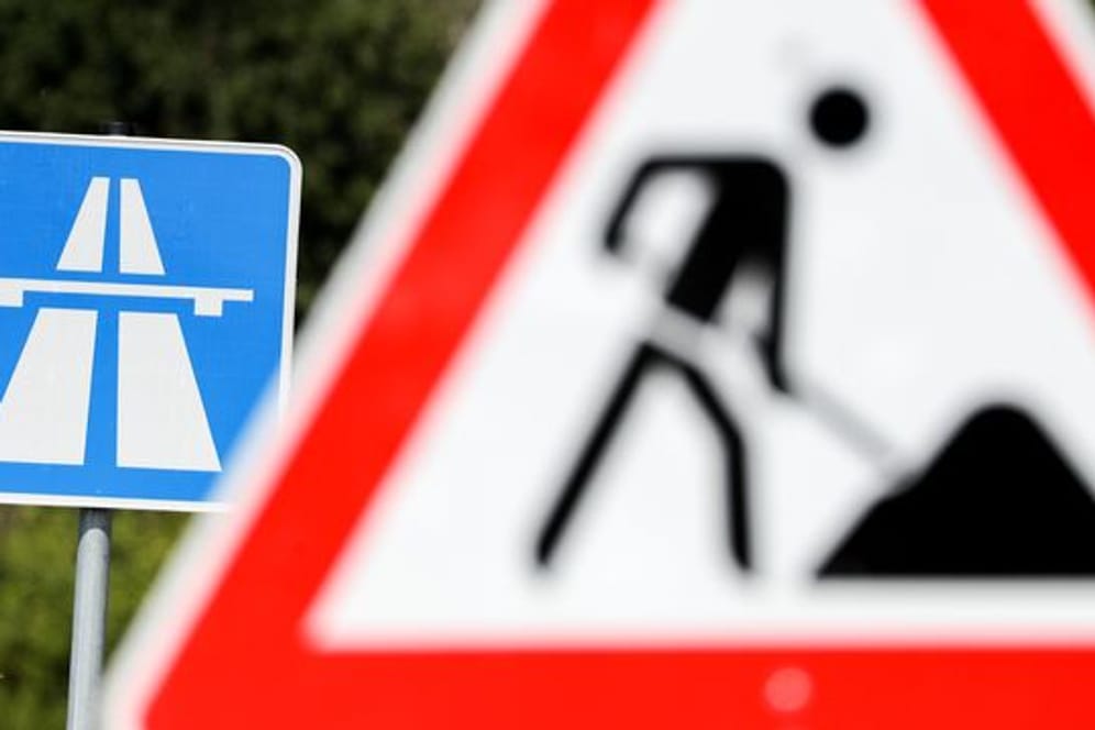 Die Autobahn-App des Bundes soll Autofahrer künftig besser über Baustellen und Umleitungen informieren.
