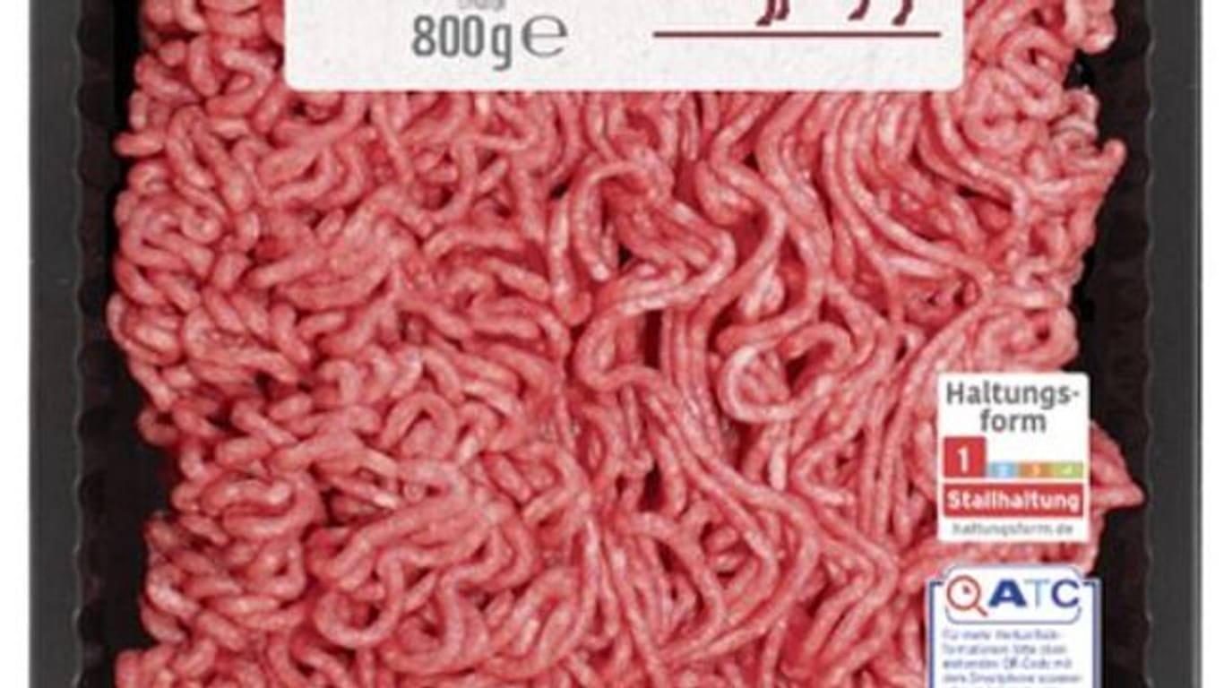 Der Hersteller Westfalenland Fleischwaren ruft ein Rinderhack-Produkt zurück, weil im Fleisch womöglich rote Kunststoff-Teilchen stecken könnten.