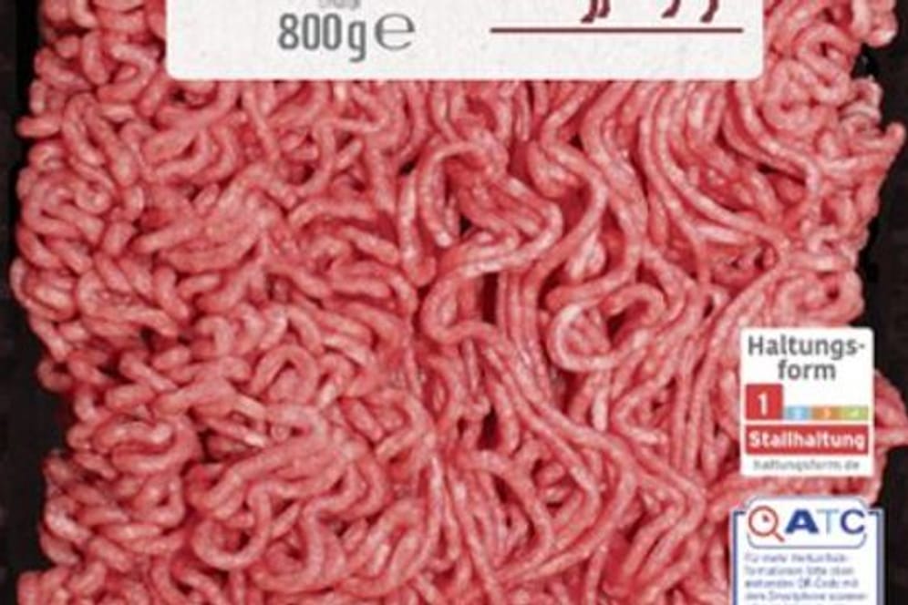 Der Hersteller Westfalenland Fleischwaren ruft ein Rinderhack-Produkt zurück, weil im Fleisch womöglich rote Kunststoff-Teilchen stecken könnten.